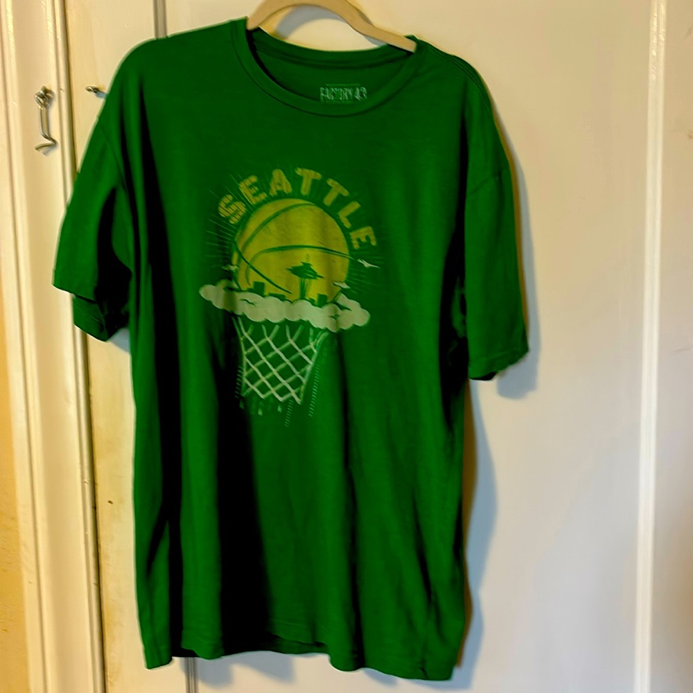Great Conditon Men’s XL Seattle Basketball Shirt (Sonics colors!)